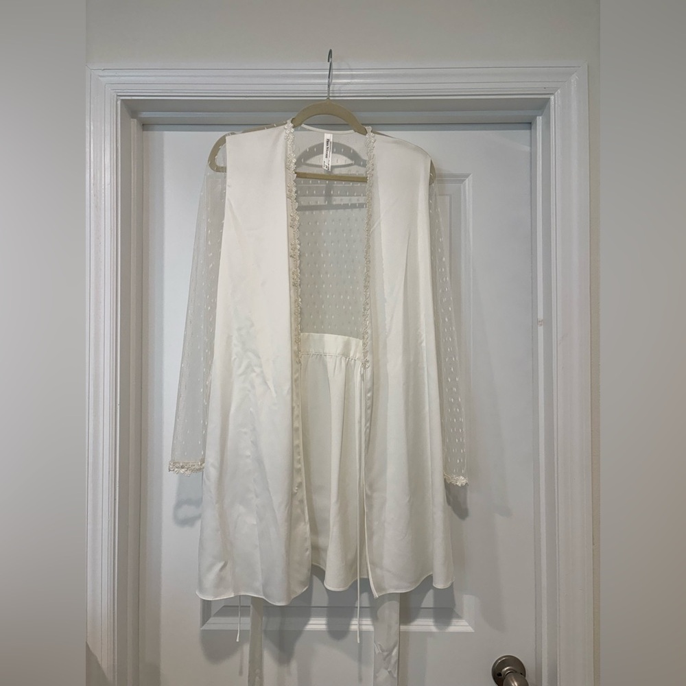 Elegant White Lace Trim Robe